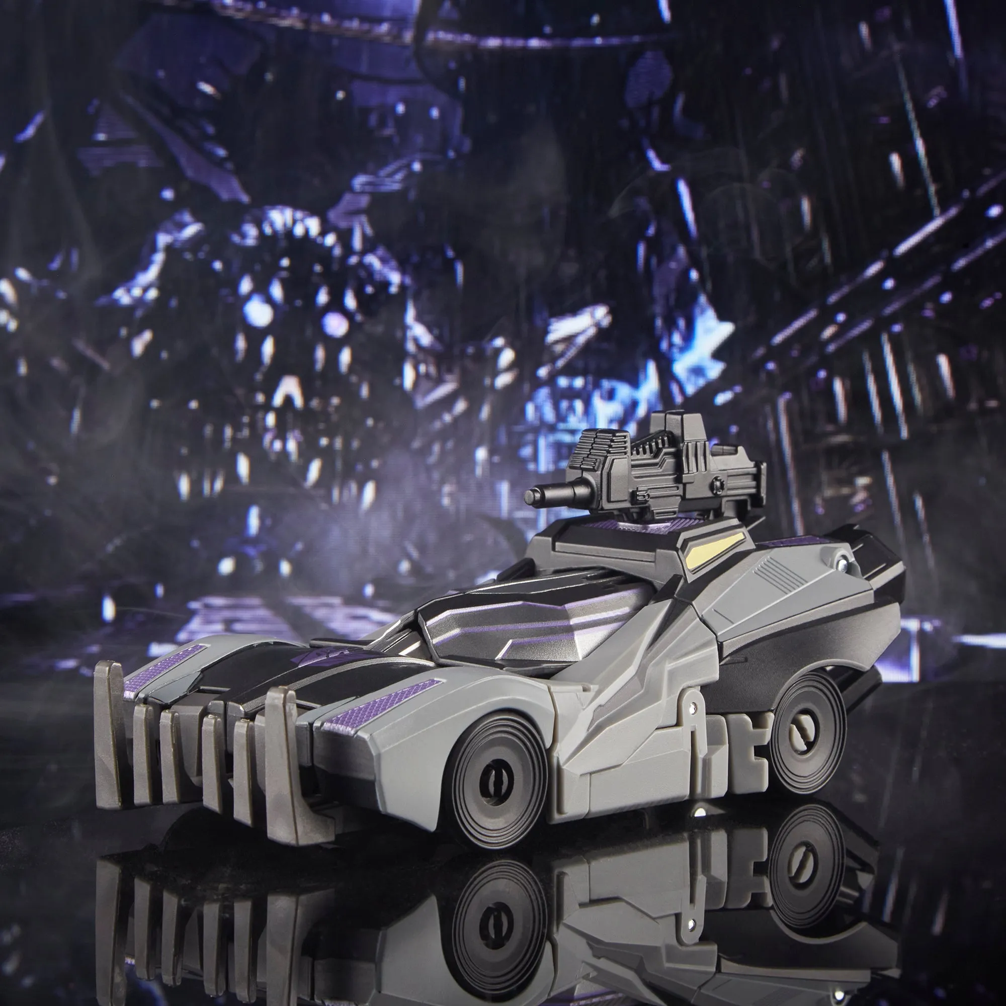 Transformers Generations Studio Series - Gamer Edition Deluxe Barricade 02